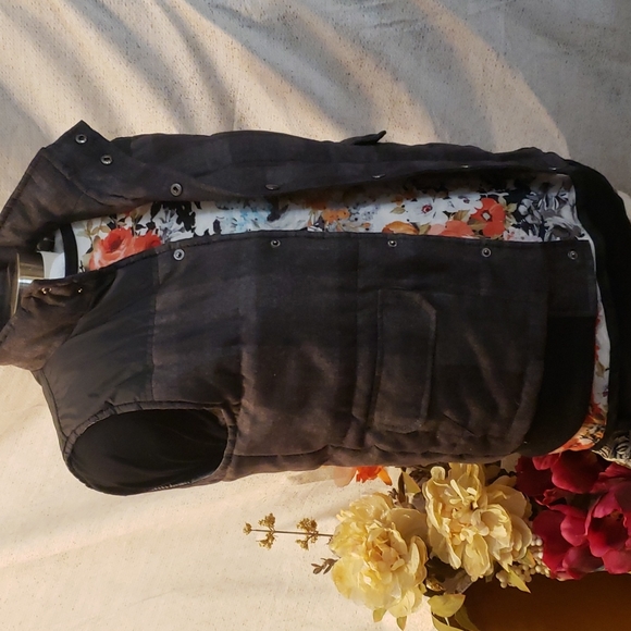 Original deluxe vest size small, fits more like a medium. - Picture 3 of 4